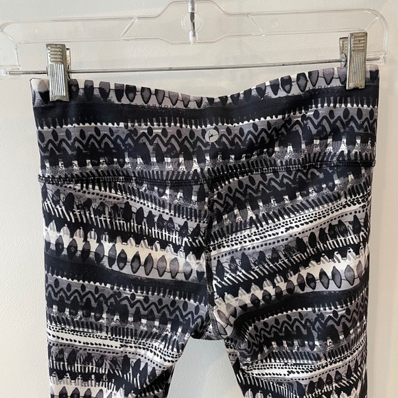 Black White Gray Workout Leggings with Pocket - Picture 7 of 7